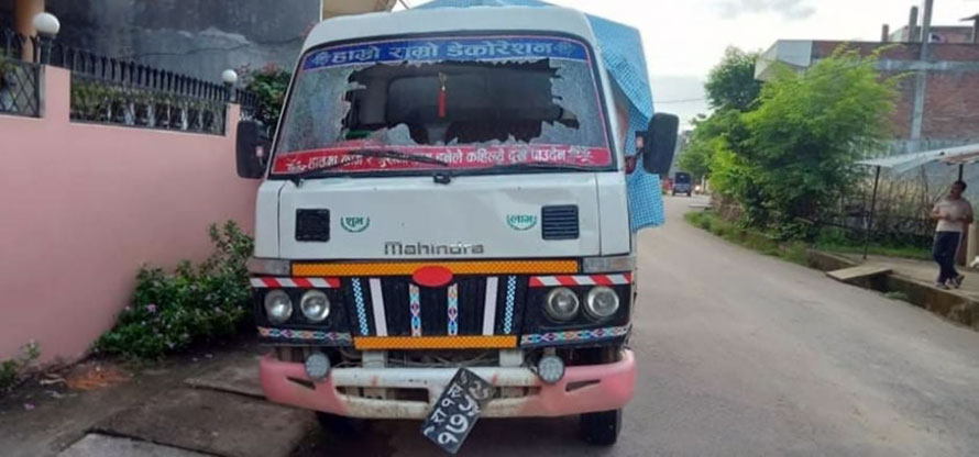 दाङको लमहीमा आधा दर्जन सवारी साधन तोडफोड