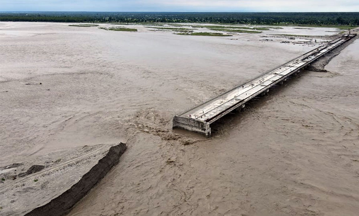 महाकालीमा बाढी : निर्माणाधीन पुलको बाँध बगायो, ८ घर डुबानमा