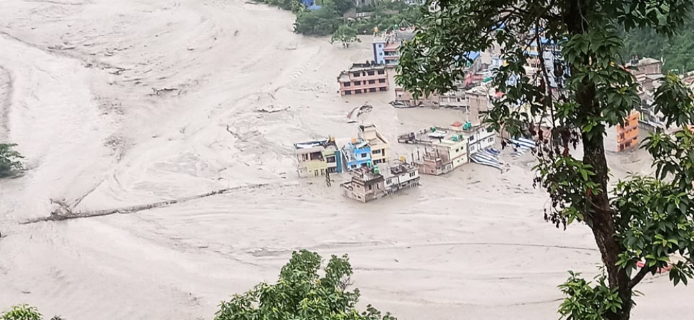 मेलम्चीको ताण्डव, २ तला सम्मका घर डुबे, तहसनस गर्ने क्रम अझै जारी