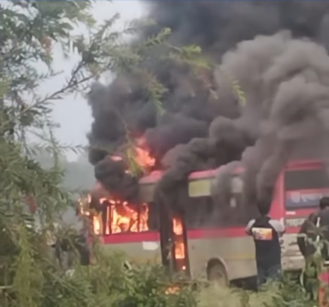 सात दोबाटोमा अचानक तार सड हुदा बसमा भीषण आगोलागी।